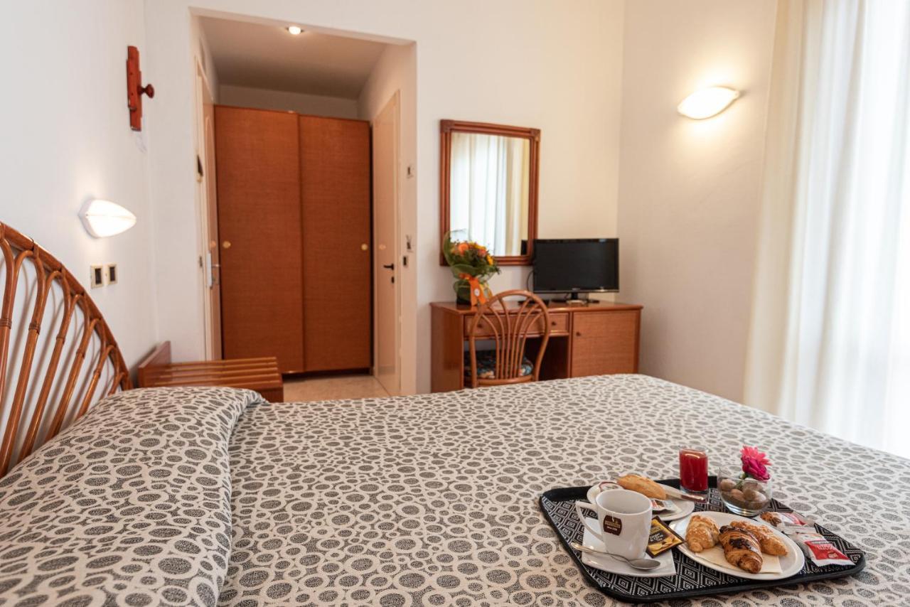 Hotel Il Delfino San Vincenzo Eksteriør billede